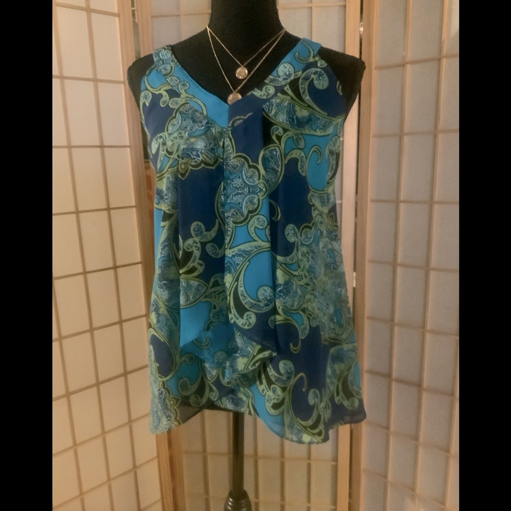 NWT APT.9 - DECPSLYTRQ- Sharkbite Halter Top. Sz med